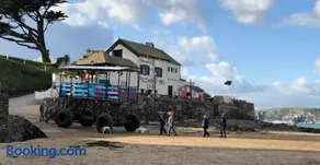 Warren Cottage with stunning views over Burgh Island and The Pilchard Inn - Image 4