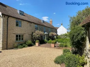 Beautiful Period Home with Heated Pool - Image 4
