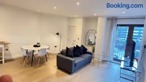 Extra large spacious 1 Bedroom private apartment, Nr St Albans City Station, Business, contractor, Parking, WiFi - Image 3