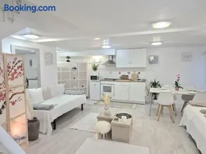 Cool Spacious studio semi basement in hosts house Ideal for The camino - Image 2
