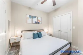 Prime SoCo King Bed 1BR & 2BR Suites w Gym, Pickleball, Laundry - Image 3