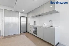 Stunning cityview 1BR Apt, 1 min to train - Image 1