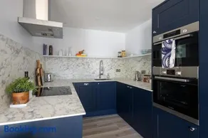 Luxury 2bed apartment with parking 5min walk to beach - Image 4