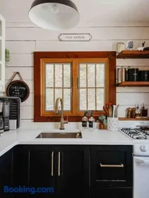 The Little Lake Cabin - Image 4