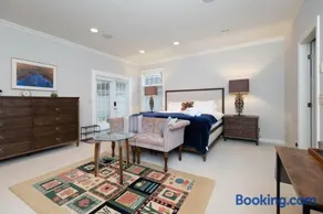 Prime Richmond Stay 10 min to YVR & Steveston - Image 1