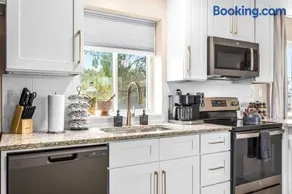 Spacious 1BR Upper Flat in the Heart of Roseville - Image 5