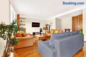 Quartier Arc de Triomphe 2 Bedroom Apartment with Netflix - Image 5