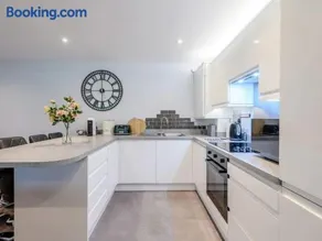 A Detached Garden Lodge, Hot Tub, Heating, WiFi & Parking - Image 3
