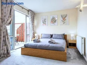 Guest Rooms Near City Centre & Dock Free Parking - Image 2