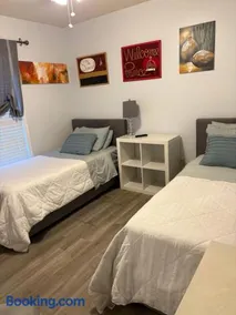 Cozy Room w 2 Twin Beds Shared Bath Park - Image 1