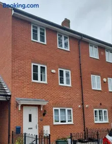 Spacious 4-Bedroom House in Aylesbury Ideal for Contractors Professionals or Larger Families - Image 3