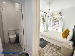 2Min Walk to Newtown Station Big Homestay Room with Private Balcony - Image 3