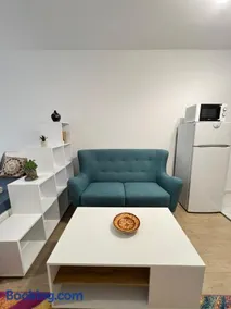 Santorini modern and cosy Apt near UNSS and NSA w WiFi - Image 3