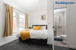 Entire 4 Bedroom house in Bootle Liverpool-Ideal for contractors, family and group-Free Parking & Free internet-Sleeps 7 - Image 2