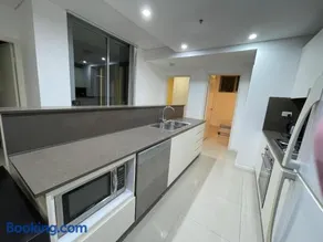 Free parking near Sydney Airport with balcony - Image 5
