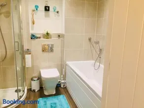Deluxe Double Bedroom in Wokingham - Image 3