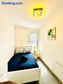 Stylish 5BR Home Free Parking & Fast WiFi - Image 4