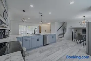 Lakehills Paradise Modern Home with heated pool - Image 3