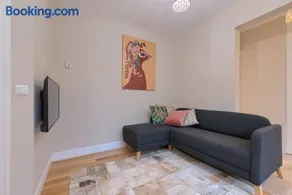 Vivienda turística reformada en zona residencial con garaje y wifi - Image 4