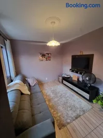 Quarto confortável com banheiro privativo em aconchegante residência - Image 4