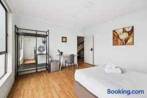 Double Bed - Quiet Greystanes Stay Near M4 with Shared Bathrooms and Amenities - Image 2