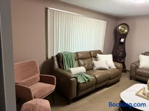 Delightful 3 Bd Home with King size bed, hot tub, playground! - Image 5