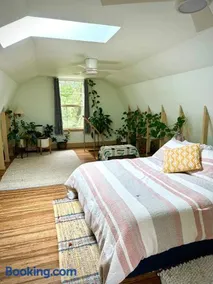 Blissful Acres hilltop cottage - Image 4