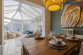 3-Bed Retreat Perfect Contractors & Leisure Stays Onsite Parking - Image 1