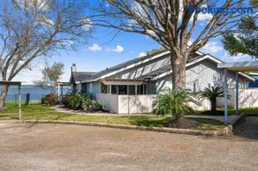 Conroe Lakefront Cottage - Image 3