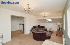 Lovely 2 bedroom flat in town centre by train station - Image 4