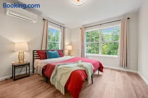 Spacious 5BR House with King Beds in Prime Location - Image 1
