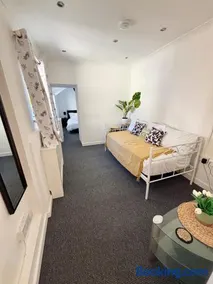 Treforest Apartment 2 Bedrooms - Next Station- Free Parking - Image 3