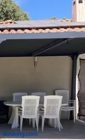 Chambre d'hôte, SdB & accès privé, piscine et jardin partagés - Image 2