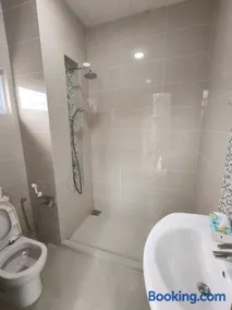 Penang Gelugor Landed House 4Rooms 3 Bathrooms - Image 3