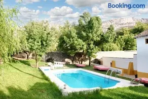 Exceptional villa with pool in Villanueva del Trabuco - Image 1
