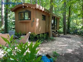 Pipowagen de Pauw in de bossen van Belgisch Limburg nabij Maastricht - Image 1