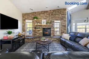 Sparrow Nest Hideaway 5BR Home with Hot Tub - Image 1