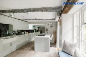 Luxury Townhouse in the Heart of Burford Sleeps 11 - Image 5