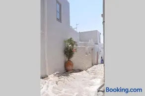 Chora Elegant Traditional House - Image 3
