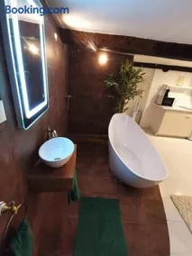 Studio équipé avec Lit rond / baignoire ilot / Table massage Aux Arcs - Image 1
