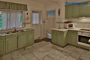 Villa Quadradinhos 3Q 4 Bedrooms Private Pool Short Walk To The Praca - Image 3