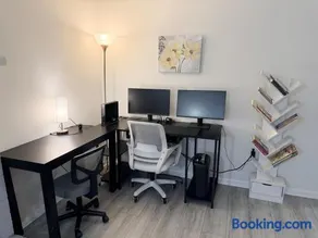 4 bedrooms 5 beds Free Parking Private entry - Image 2