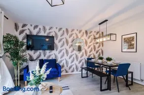 Modern Equipped Liverpool Home - Walk to John Lennon Airport JLR Speke - 3 BDR - 5 Beds - Free Parking x2 - 2 Full Bath - By Samina, Arz Stays - Image 2