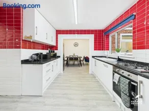 4 Bed 2 Bath Contractors Long Stays Parking Fast Wi-Fi - Image 2