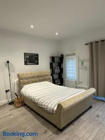 Luxury Studio Flat with garden - Image 4