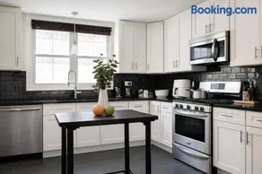 Spacious 5-Bedroom Retreat in Forest Park - Image 2