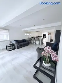 Unique Modern Studio Apartment - Image 2