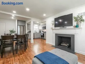 4 Bedroom Plaza Charmer Pet Friendly - Image 1