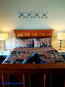 Seabreeze Coast Getaway Sleeps 6 Comfy 3BR Wi Fi Netflix 21 Metre Boat Parking - Image 2