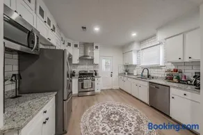 Walk To TCU-Boutique-Sleeps 6-2 King Beds - Image 2